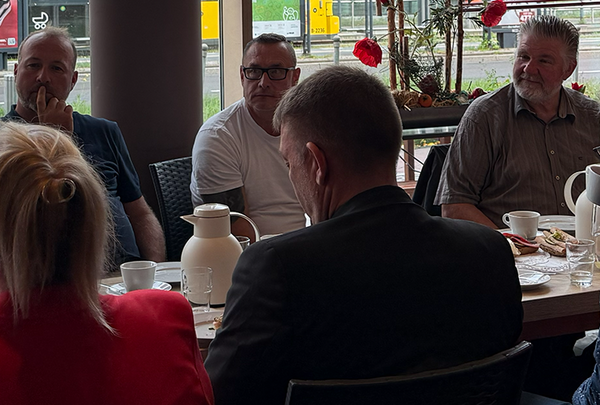 Gäste beim Adlershofer Unternehmerfrühstück im Café Kamee, Blick aus dem Fenster auf die Rudower Chaussee