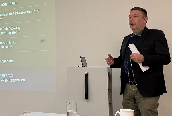 Harry Schneider, Vermarkos Versicherungsmakler, hält einen Vortrag, Nahaufnahme, Adlershofer Unternehmerfrühstück bei AEMtech
